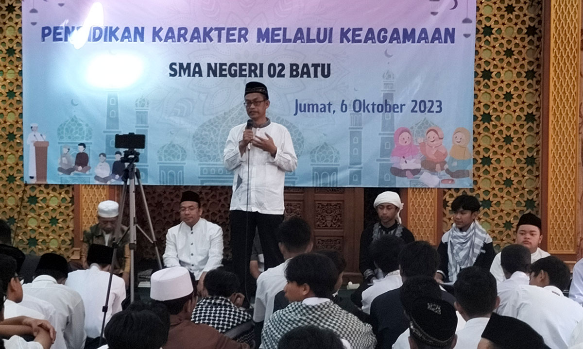 Kepala SMAN 2 Kota Batu Anto Dwi Cahyono saat membuka Peringatan Maulid Nabi Muhammad SAW.