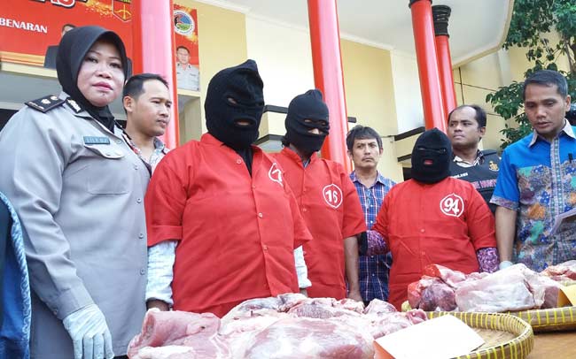 Tiga penjual daging sapi yang diplos dengan daging babi ditangkap unit Tipiter Polrestabes Surabaya. Mereka ingin mengeruk keuntungn yang besar dengan melambungnya harga daging sapi.
