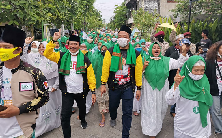 Qosim-Alif saat disambut warga Ujungpangkah. foto: ist.