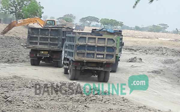 Aktivitas penambangan waduk ilegal di Desa Metatu, Benjeng, Minggu (15/11/15). foto: syuhud/BANGSAONLINE
