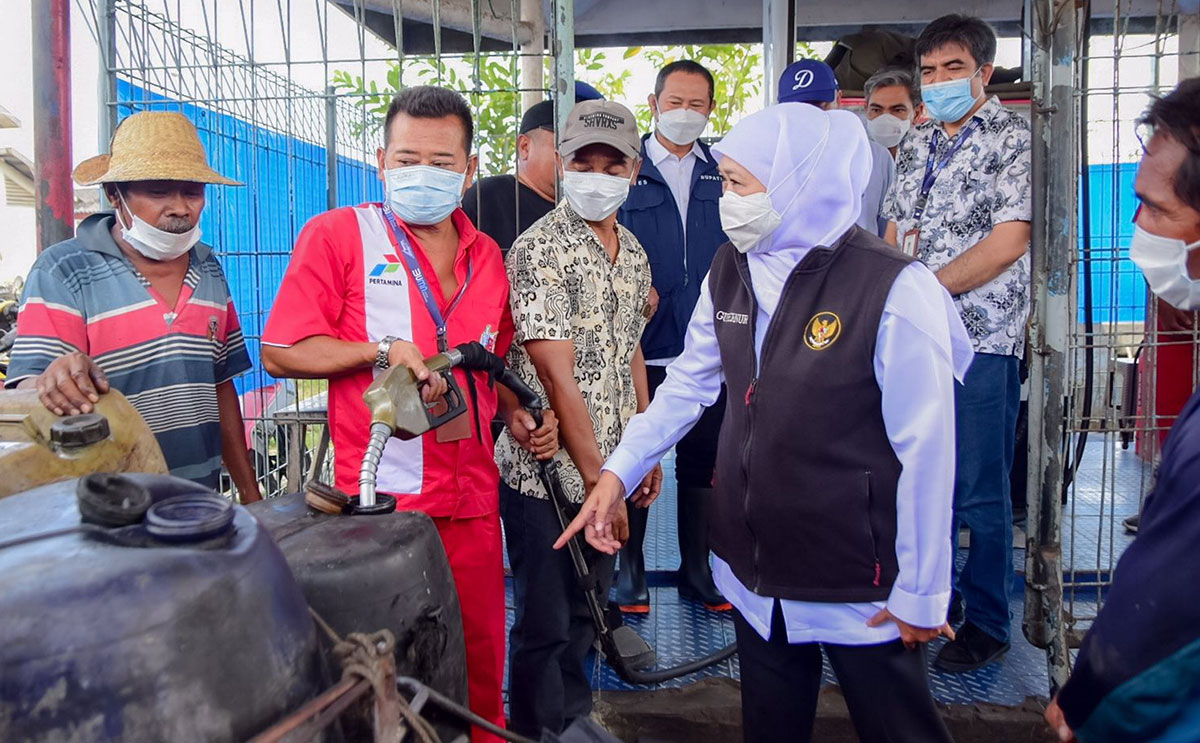  Gubernur Khofifah saat berbincang dengan sejumlah nelayan yang sedang mengantre proses pengisian solar ke dalam jeriken. 
