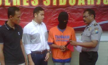 Tersangka Mazuar Anas alias Juan alias Travis (dua dari kanan) menunjukan barang bukti palu kepada petugas. (Nanang Ichwan/BANGSAONLINE)