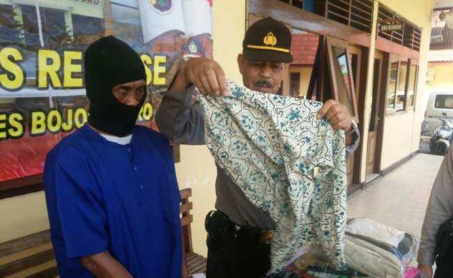 Kasubag Humas Polres Bojonegoro, AKP Suyono saat menunjukkan barang bukti pakaian korban dan pelaku. foto: EKY NURHADI/ BANGSAONLINE