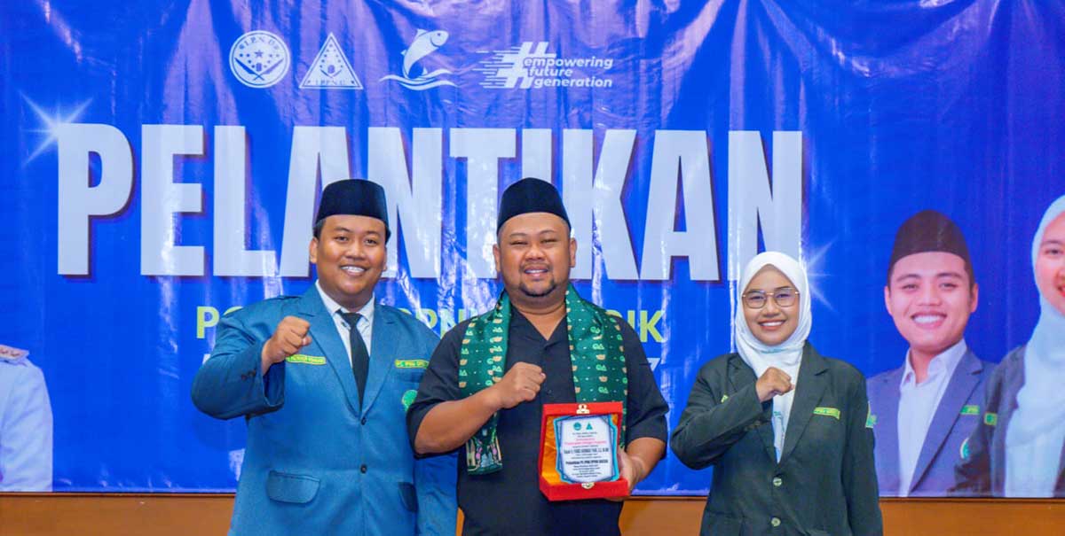 Bupati Gresik Fandi Akhmad Yani (tengah), bersama Ketua PC IPNU dan PC IPPNU Gresik usai pelantikan. Foto: Ist.