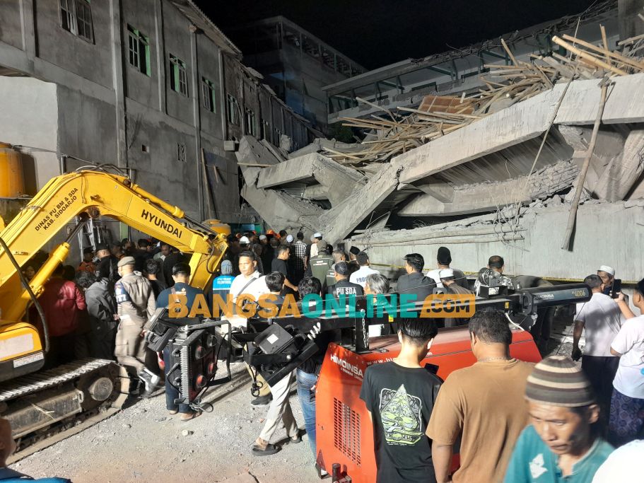 Ekskavator diterjunkan untuk evakuasi korban ambruknya musala Ponpes Al Khoziny, Senin (29/9/2025) malam. foto: Mustain/BANGSAONLINE