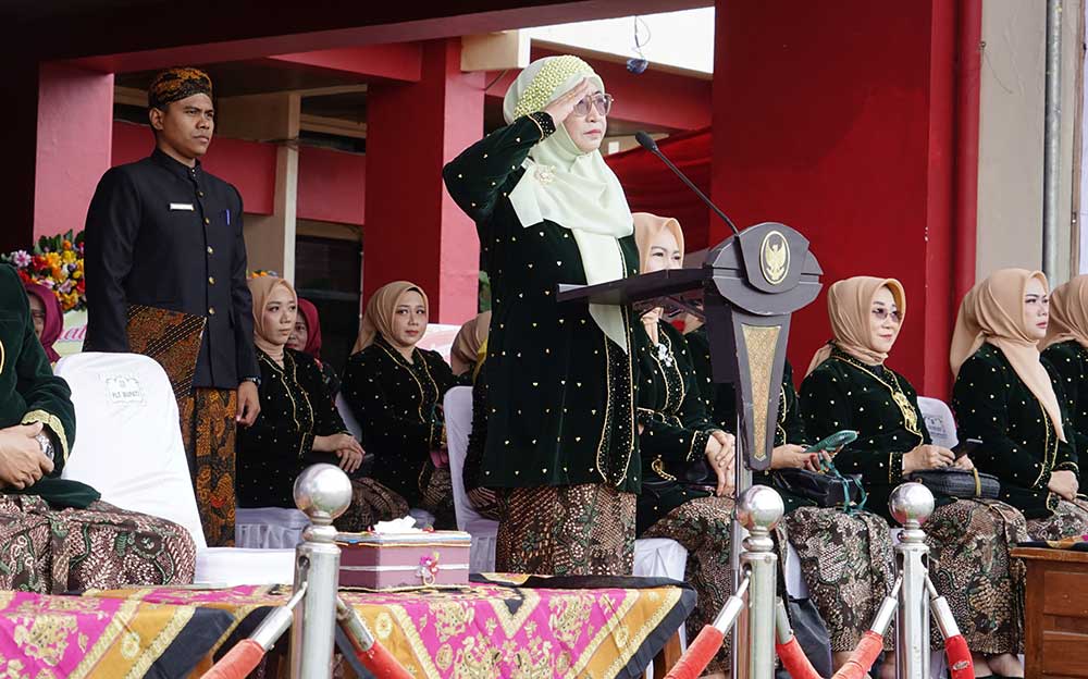 Plt. Bupati Dewi Khalifah saat mempimpin upacara Hari Jadi ke-755 Kabupaten Sumenep di halaman kantor bupati.