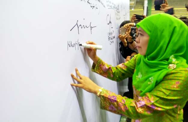 Menteri Sosial RI Khofifah Indar Parawansa saat membubuhkan tanda tangan sebagai dukungan gerakan anti narkoba. foto: ARIF KURNIAWAN/ BANGSAONLINE