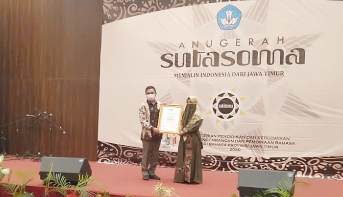 Muna Masyari, Penulis Buku dan Novelis asal Kabupaten Pamekasan, Madura saat menerima piagam penghargaan Anugerah Sutasoma dari dari Balai Bahasa Jawa Timur. foto: ist. 