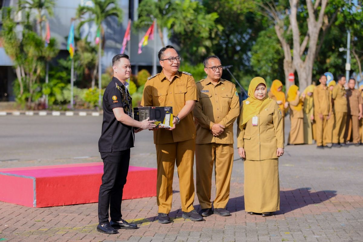 Wabup Gresik, Asluchul Alif didampingi Sekda Achmad Washil MT dan Kadinkes Mukhibatul Khusnah saat menerima hibah GPS Tracker dari Direktur Operasional PT Vastel Telematika Integrasi, Ferdy Tanujaya. Foto: Ist.
