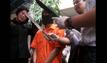 Tersangka beserta barang bukti. (Rusmiyanto/BANGSAONLINE)