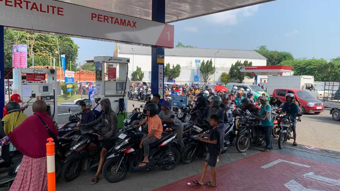 Antrean di salah satu SPBU yang ada di Jember