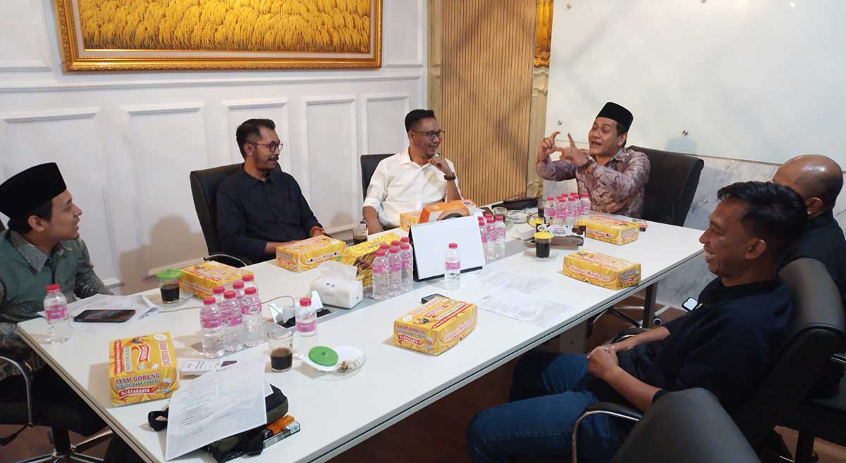Ketua Komisi PDUF MUI Jatim, Miftah Jauhari, ketika memimpin rapat departemen media.