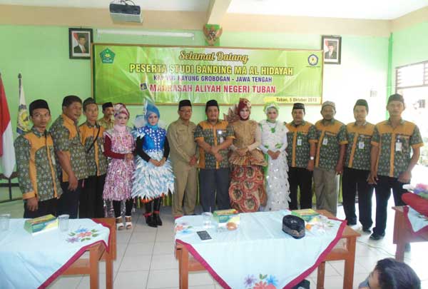 Rombongan dari MA Al Hidayah Plus Karang Gayung, Grobogan, Jawa Tengah, saat mengunjungi MAN Tuban. foto: suwandi/BANGSAONLINE