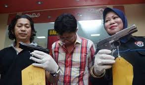 Kasat Reskrim Polrestabes Surabaya, AKBP Takdir Mattanete meununjukkan barang bukti dan tersangka.