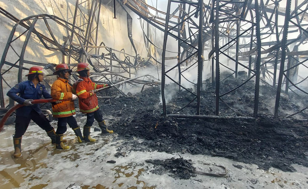 Api yang melalap bangunan gudang marketplace di Taman, Sidoarjo, baru bisa dipadamkan sekira pukul 12.21 WIB.
