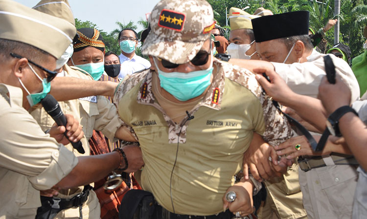 Pasukan camat memborgol Brigadir Jenderal Mallaby yang diperagakan Kadisparbud Agustin H. Sinaga. foto: ist.