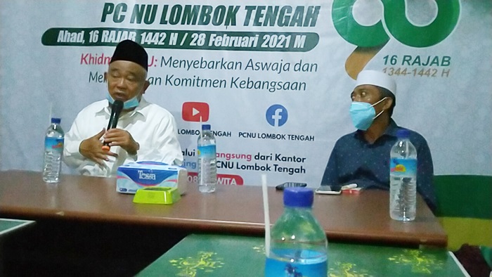 Kiai Asep memberikan taushiah di PCNU Lombok Tengah.