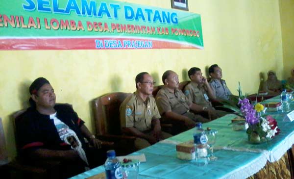 Kepala Desa Prajegan, Camat dan Ketua tim penilai lomba desa. foto: BANGSAONLINE
