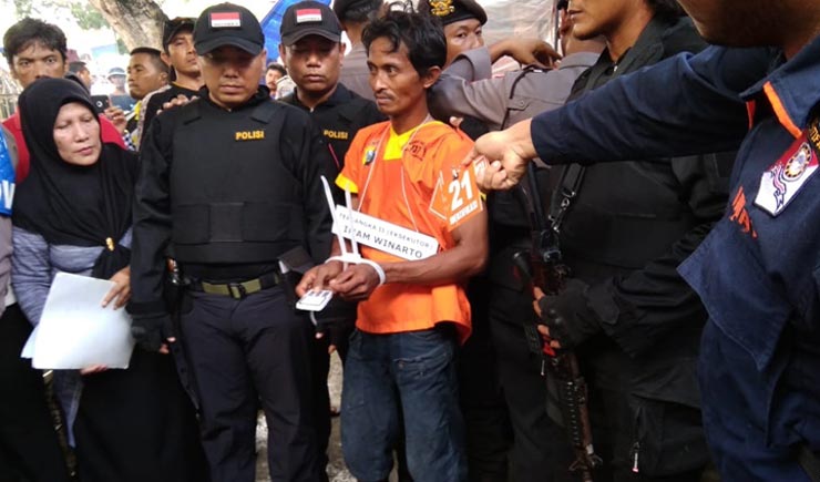 Salah satu adegan saat tersangka Imam selaku eksekutor hendak kabur usai mengambil handphone milik korban. 