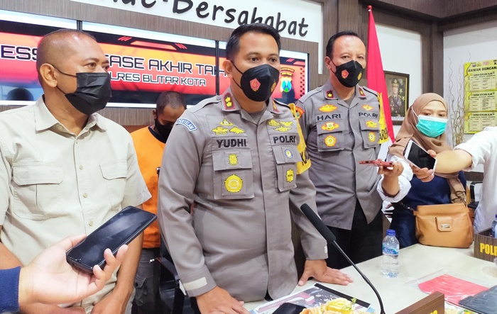  Kapolres Blitar Kota AKBP Yudhi Hery Setiawan saat pers rilis, Kamis (30/12/2021).