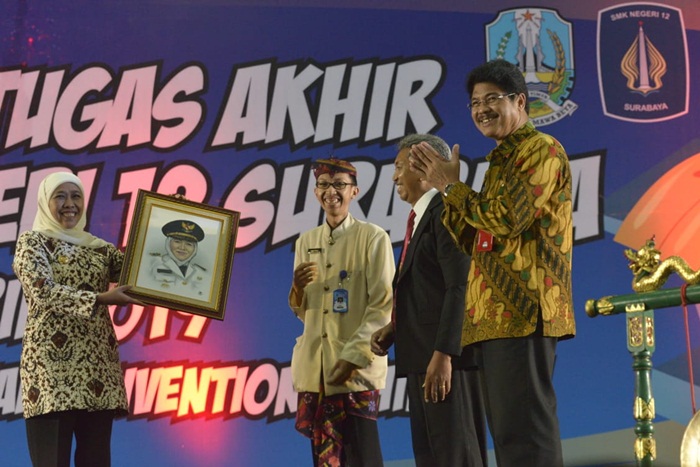 Gubernur Jawa Timur, Khofifah Indar Parawansa menerima cindera mata saat membuka Pameran Tugas Akhir SMKN 12 Surabaya di JX Internasional Surabaya. 