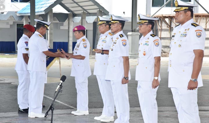 Pangarmada II Laksda TNI Heru Kusmanto saat memimpin upacara pengukuhan Komandan Lantamal VIII Manado, serta serah terima jabatan Asrena, Asintel, dan Asops Pangarmada II yang dihelat di Indoor Sport Koarmada II, Kamis (27/2).