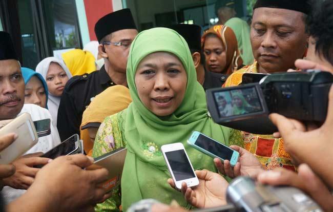 Mensos Khofifah Indar Parawansa saat menghadiri peringatan Satu Abad Pesantren Bahrul Ulum Tambakberas di GOR Said Chasbulloh Jombang, Jawa Timur, Minggu (15/5). foto: rony suhartomo/ BANGSAONLINE