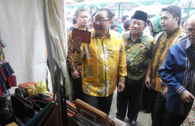 Menkop UKM Anak Agung Gede Ngurah Puspayoga didampingi Bupati Sidoarjo H Saiful Ilah melihat produk UKM saat pembukaan Tanggulangin Fair 2016, Selasa (8/11). foto: mustain/ bangsanonline