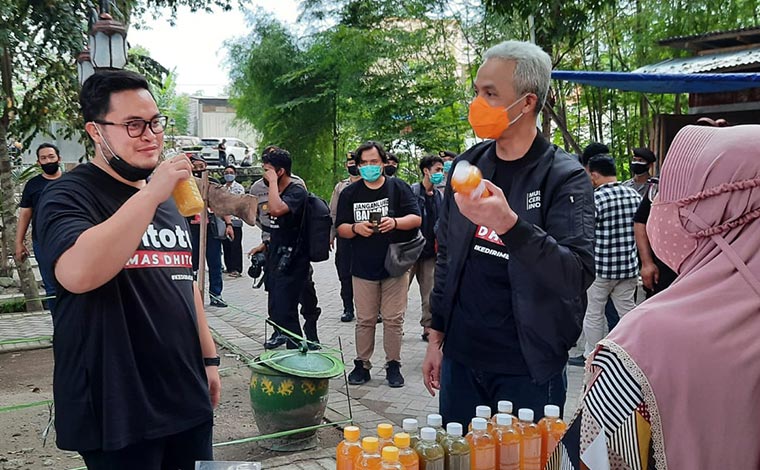 Gubernur Jawa Tengah, Ganjar Pranowo (kanan) bersama Calon Bupati Kediri Hanindhito Himawan Pramana, saat mencicipi jamu produksi UMKM. foto: MUJI HARJITA/ BANGSAONLINE