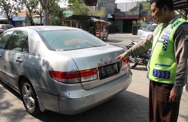 Tempat di mana Susanto ditusuk. Darah Susanto masih membekas di mobilnya. foto: rusmiyanto/BANGSAONLINE