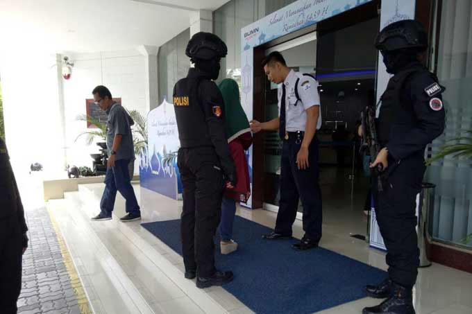 Tim URC Black Panther Reskrim saat mengamankan tempat perbelanjaan. foto: Syuhud/ BANGSAONLINE
