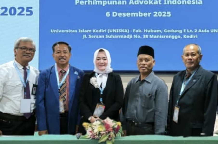 Dekan FH Uniska, Dr. Zainal Arifin (nomor 2 dari kanan) bersama pengurus Peradi Nasional, dan Pengurus DPC Kediri, serta peninjau usai ujian Profesi Advokat. (Ist)