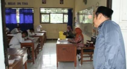 Bupati Saiful Ilah dalam sidak pelaksanaan unas hari pertama, Senin (13/4). foto: nanang ichwan/BANGSAONLINE
