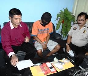Tersangka diapit Kasubag Humas Polres Sidoarjo (kanan) dan Kasat Narkoba Polres Sidoarjo. Foto: gogon/BANGSAONLINE