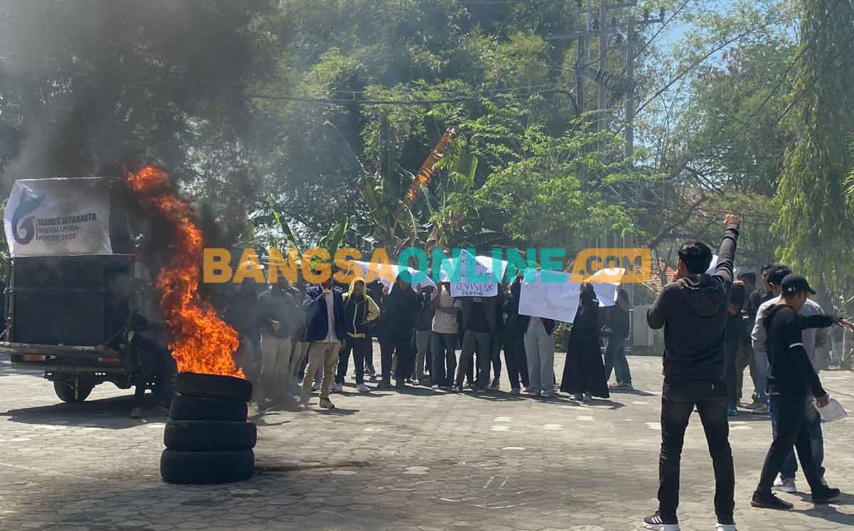 Aksi protes mahasiswa Unira saat tidak ditemui pihak rektorat. Foto: MUTAMMIM/BANGSAONLINE