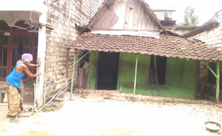 Nenek Kasmuah dan potret rumahnya di Desa Lowayu, Kecamatan Dukun.