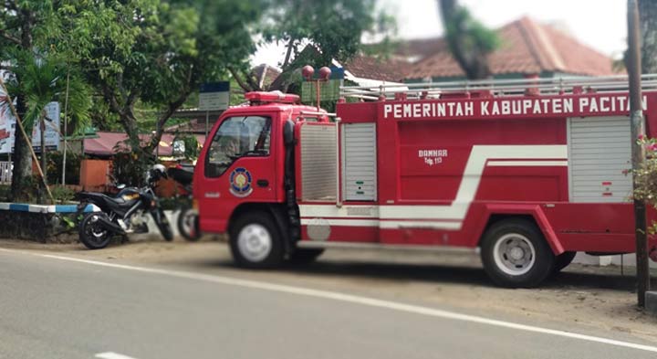 Satu truk damkar yang sudah disiagakan di kantor KPU Pacitan sejak empat hari lalu. (foto: Yuniardi Sutondo/BO)