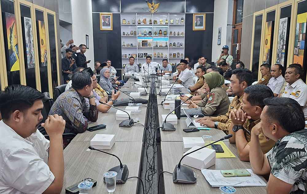 Ketua DPRD Gresik M. Syahrul Munir memimpin hearing gabungan komisi bersama manajemen pengembang Perumahan The Oso Kedamean dan instansi terkait. Foto: Ist. 