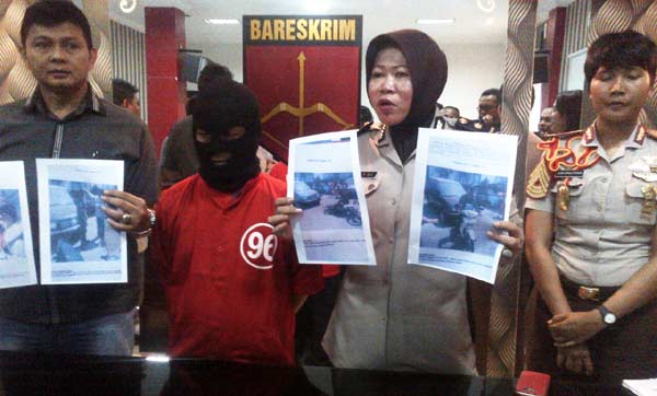 Tersangka begal jalanan didampingi Kasubag Humas Polrestabes Surabaya. 