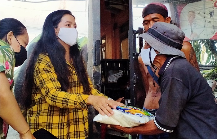 Nury Yunita Sari, pengusaha properti asli Kabupaten Trenggalek membagi-bagikan beras kepada warga miskin yang ada di seputar Kota Trenggalek.