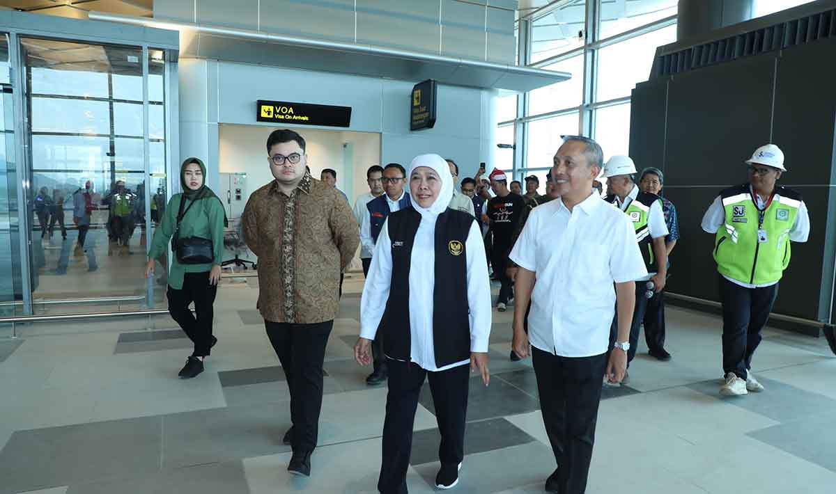 Gubernur Khofifah saat meninjau Bandara Dhoho, Kediri.
