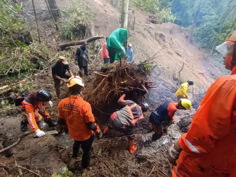 Longsor di Jalur Pacet-Batu Memakan Satu Korban Jiwa, 2 Kendaraan Tertimbun Material