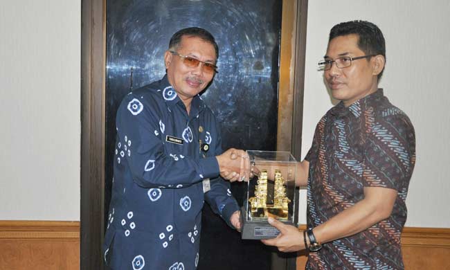 Asisten I, Tursilowanto Harijogi dengan Ketua Pansus, Arbani saat tukar cindera mata. foto: syuhud/ BANGSAONLINE