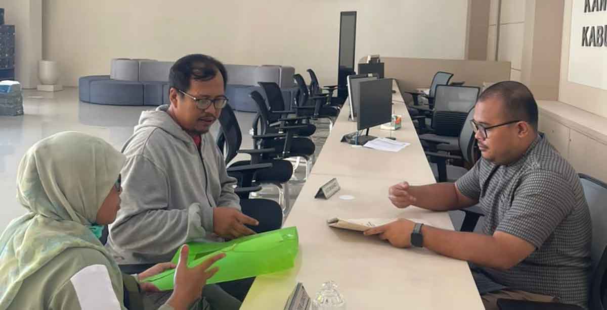 Petugas dari Kantah Kabupaten Pasuruan saat melayani masyarakat. 