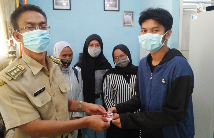 Kepala SMA Negeri 2 Batu, Drs. Anto Dwi Cahyono menyerahkan secara simbolis kartu perdana IMB kepada salah seorang siswa, Senin (28/9).