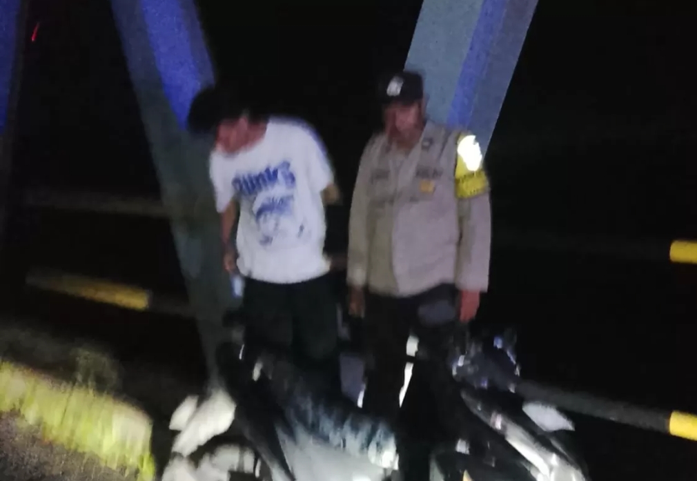 Anggota Polsek Karanggeneng tiba di lokasi motor yang ditinggal oleh pemiliknya