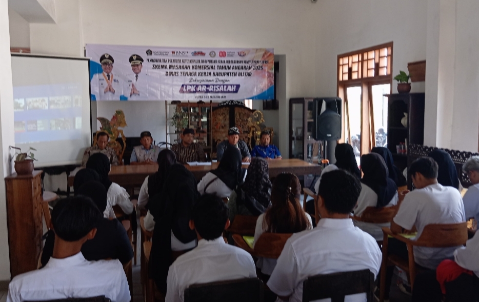Pelatihan juru masak bersertifikasi Badan Nasional Sertifikasi Profesi (BNSP) yang digelar Disnaker Blitar