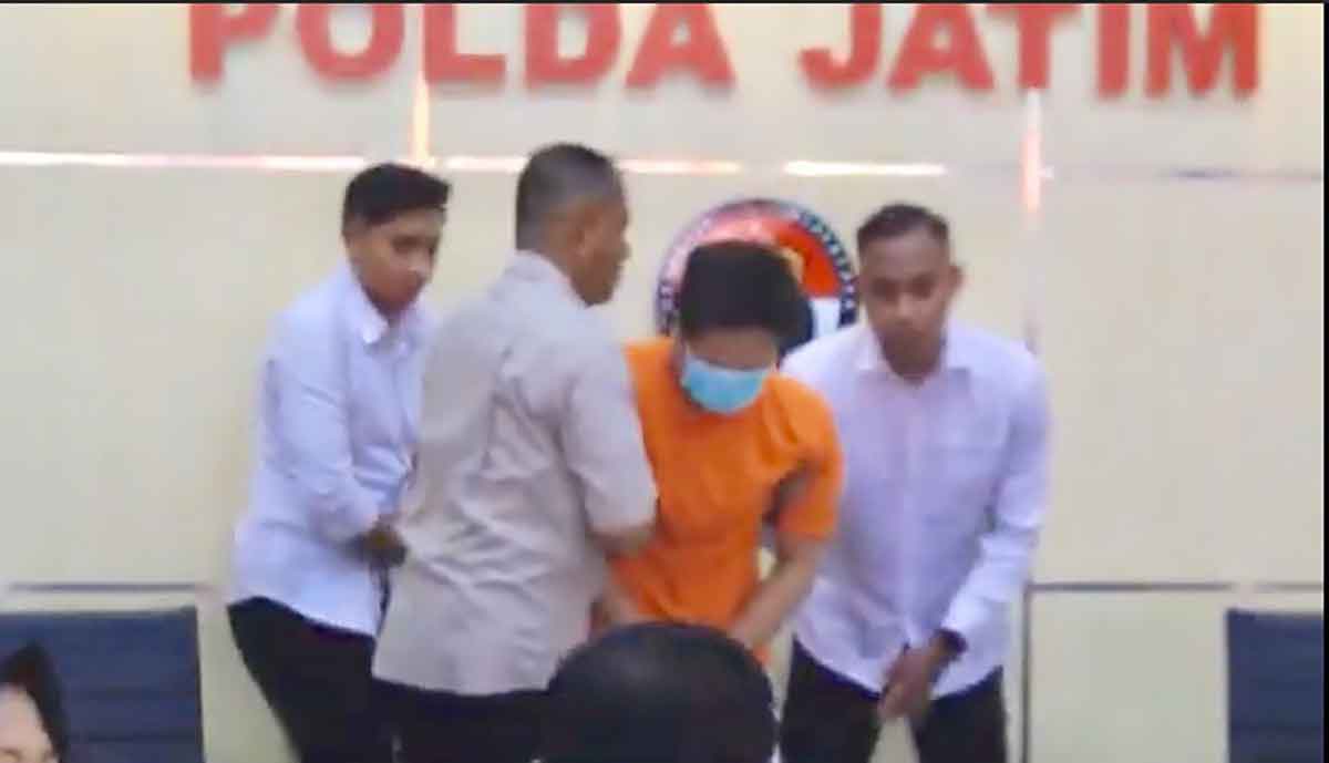 MR, mantan Ketua Ormas BNPM Surabaya saat dihadirkan dalam konferensi pers di Mapolda Jatim.
