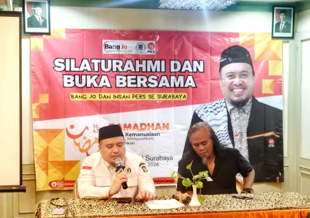 Johari Mustawan (kanan) didampingi Ketua Pokja Jurnalis Dewan Surabaya, Inyong Maulana saat memberi sambutan di acara buka puasa bersama