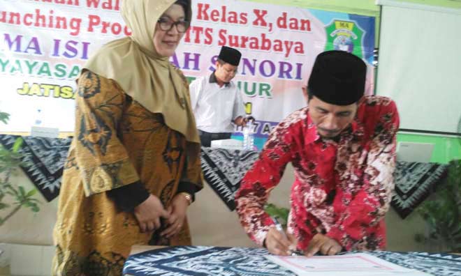 Penandatanganan MoU antara ITS Surabaya dengan MA Islamiyah Senori dalam saat launching Prodistik. foto: SUWANDI/ BANGSAONLINE